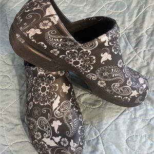 Women's Black Paisley Slip-On Clog Mules